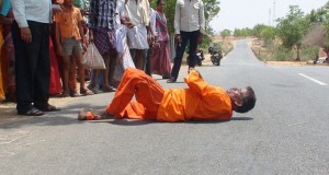 Devout Hindu rolls for over 5 months to Sathya Sai Baba Ashram