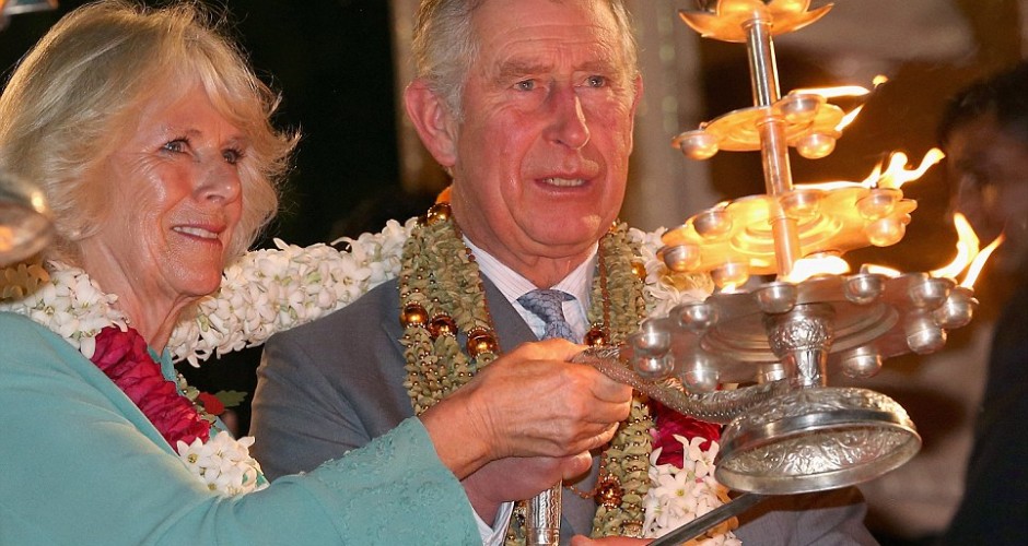 Video : Prince Charles and Camilla take part in performing Ganga Aarti in India