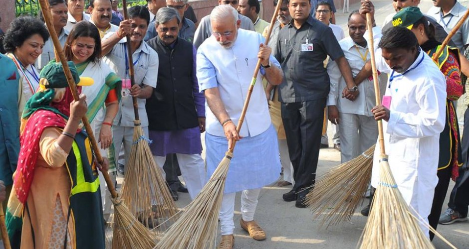 Video : PM Narendra Modi sweeping up rubbish