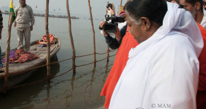 Mata Amritanandamayi to donate Rs 100 crore for Narendra Modi’s Ganga Project