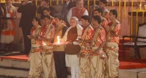 HHR Video : Japanese PM Shinzo Abe attends Holy Ganga Aarti at Varanasi