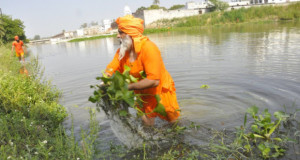 Meet Eco Baba who cleaned 100 miles of river all by himself