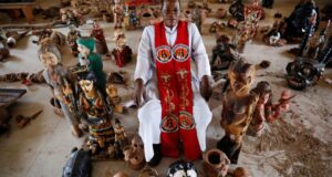 Video : Nigerian priest saves ‘pagan’ artifacts from flames