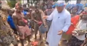 Video : Islamist Destroying African Gods While Brainwashing New Converts To Saudi Arabia Worship