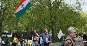 Video : A Brave Englishman With A India Flag Confronts Pakistani Islamists