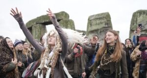 Video : UK -Thousands Join in Winter Solstice Celebrations At Stonehenge