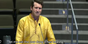 Video – Right Winger Comedian Alex Stein Mocks Hindu Beliefs At Texas Meet, Indian-Americans Walk Out