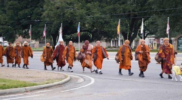 #htmlcaption_49351 Video : Buddhist Monks Complete Their 108-day, 2,300-Mile Walk for Peace